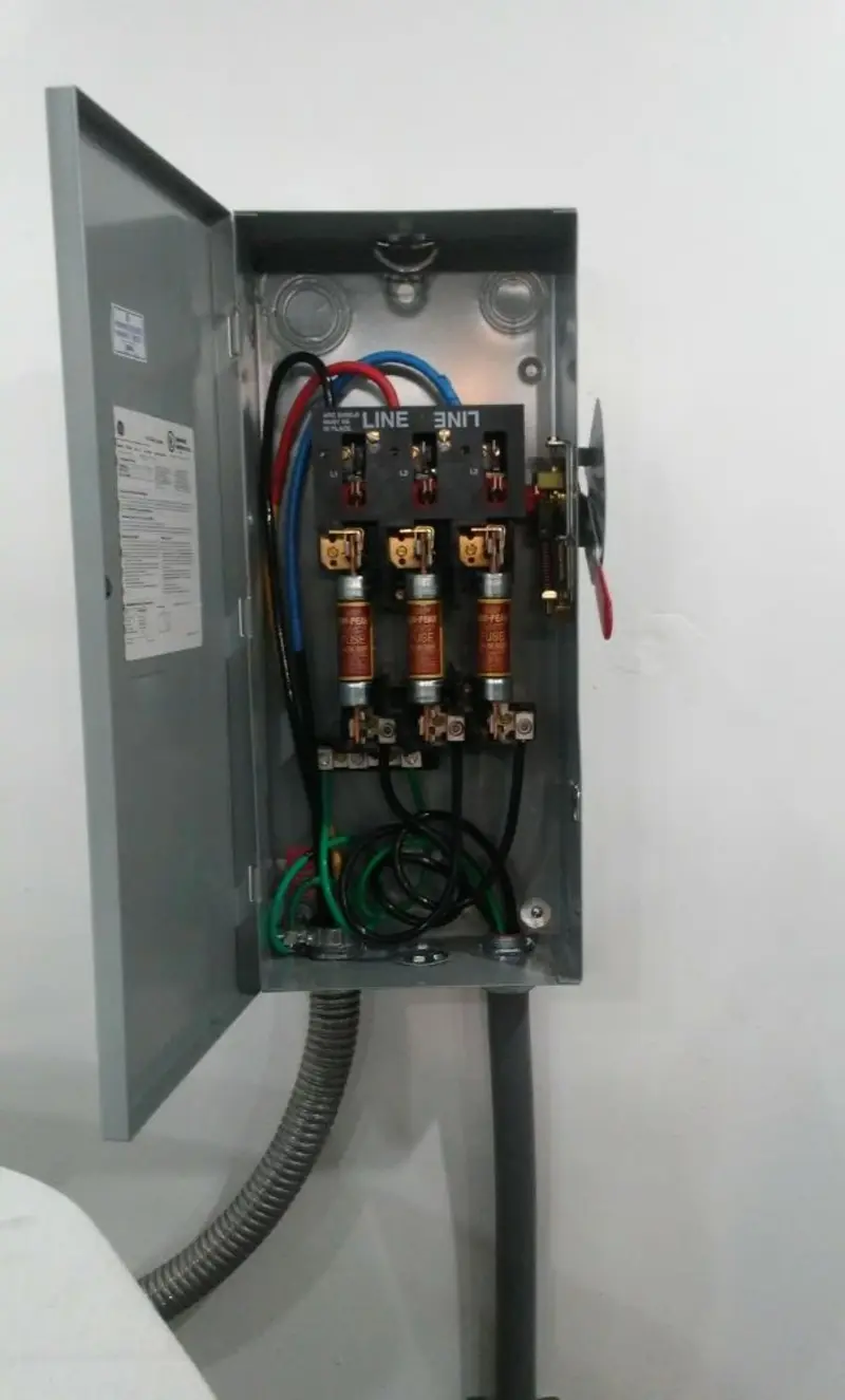 Three-phase disconnect switch installed for Smoke Detector Installation in Palermo