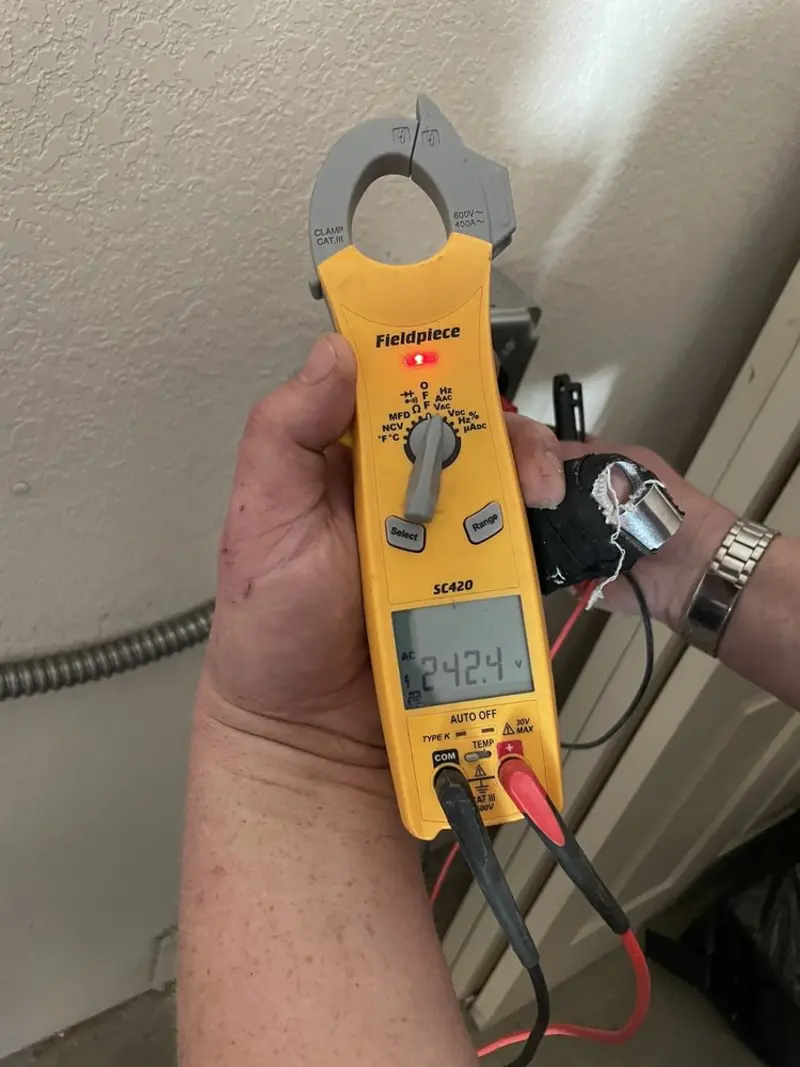 Voltage testing with clamp meter during Recessed Lighting Installation in Palermo